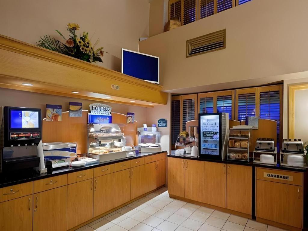 Holiday Inn Express Toronto East - Scarborough By Ihg Esterno foto