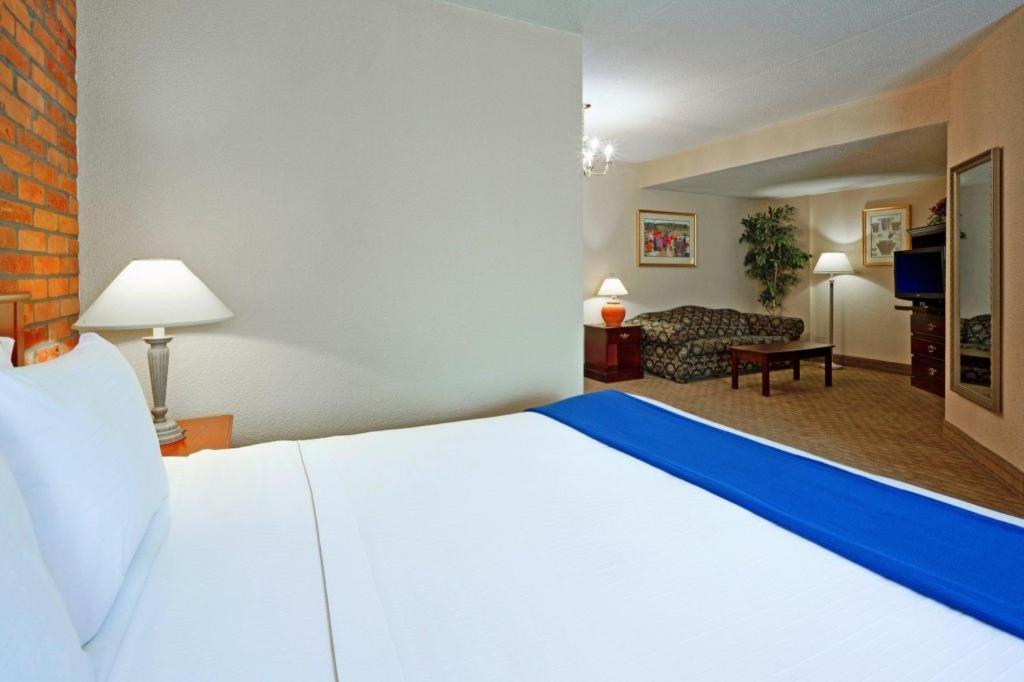 Holiday Inn Express Toronto East - Scarborough By Ihg Esterno foto